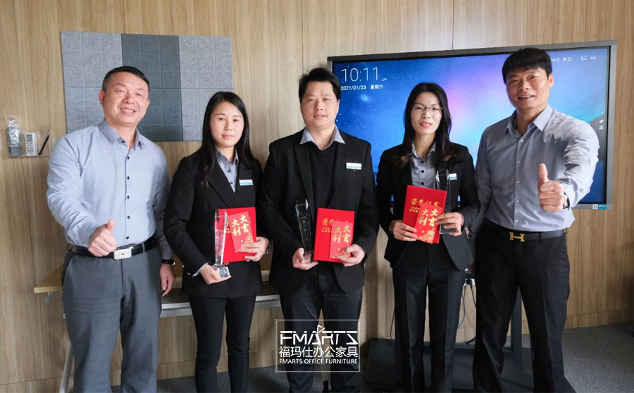鄧總、周總為銷售最佳新人頒獎